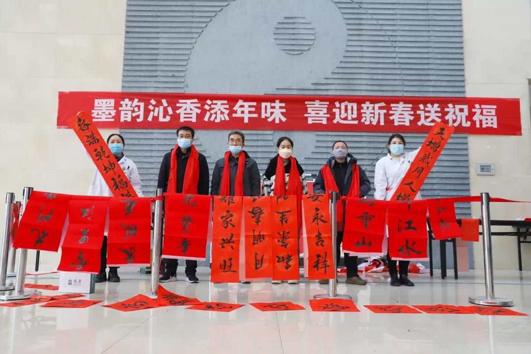 【翰墨迎春】宿遷市書(shū)法家協(xié)會(huì)書(shū)法家走進(jìn)市鐘吾醫(yī)院寫(xiě)春聯(lián)、送祝福(圖6)